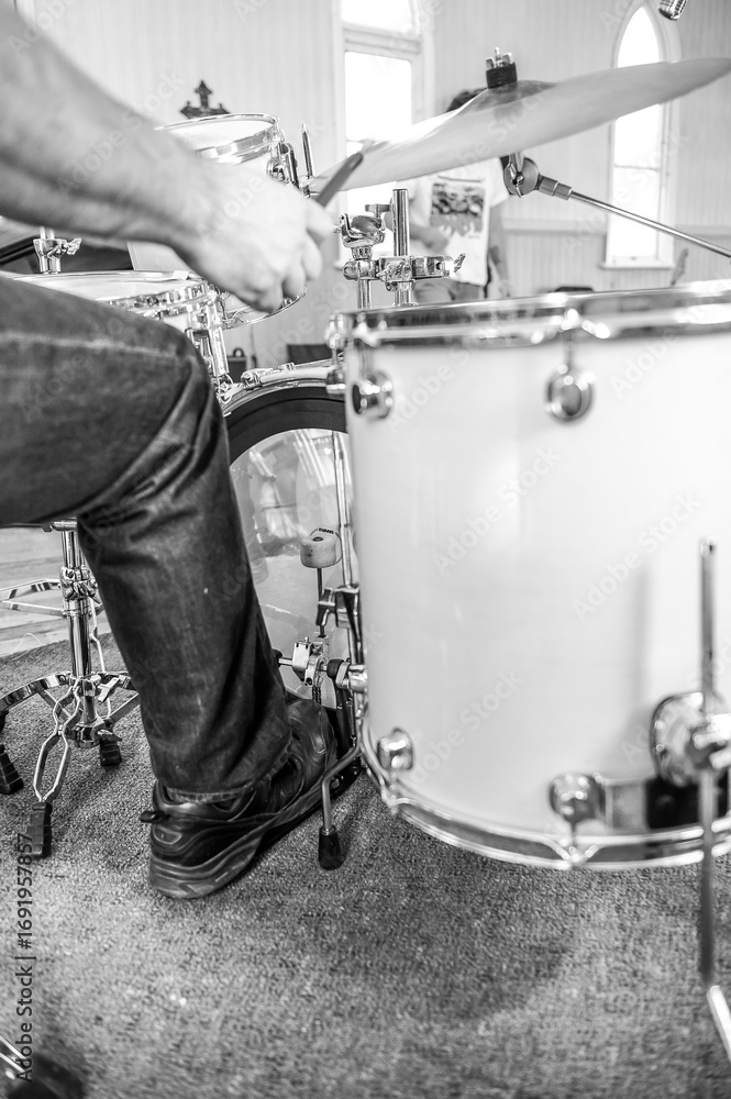 Fototapeta premium drummer in action in monochrome - vertical