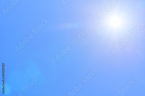 ポカポカ太陽サンサンの雲の無い青空背景無人