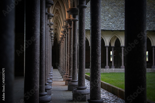 Tableau sur toile Cloître de l'abbaye avec arcades en pierre