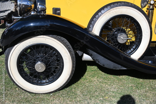 Φωτογραφία Front of a classic car with spare wheel and whitewall tire