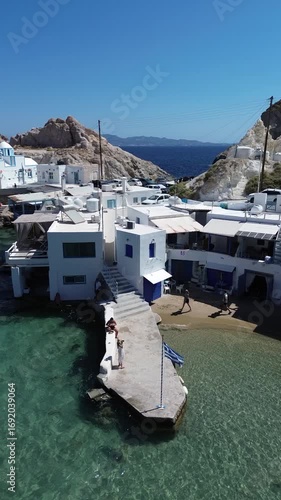video verticale dell isola di Milos in grecia