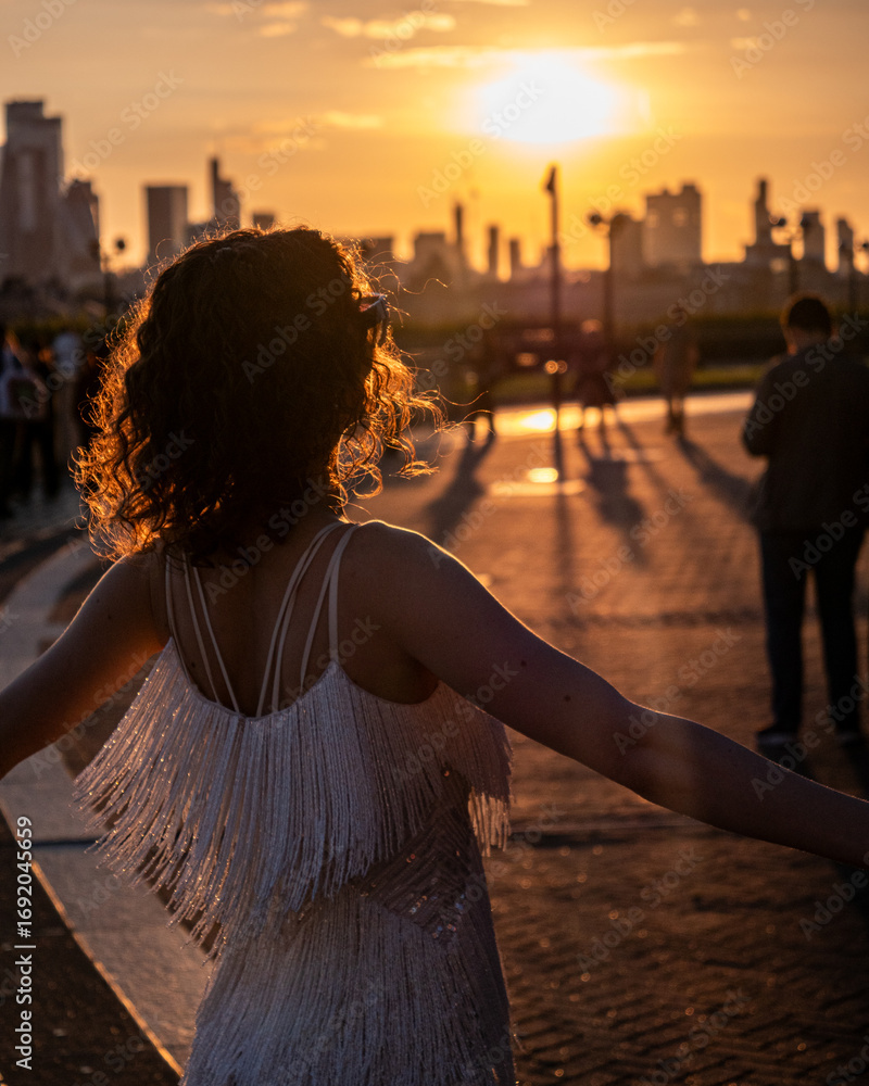 Fototapeta premium London - girl dancing during Sunset