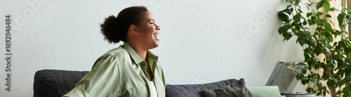 Foto Smiling Black woman relaxes in her stylish apartment, enjoying her home time