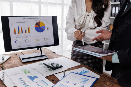 Quadro su tela financial Business team analyzing advisory services