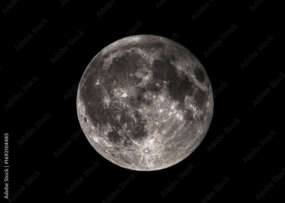 Obraz premium An image of the full moon taken a few hours after an eclipse 