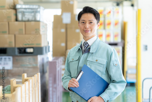 倉庫で仕事をする作業員