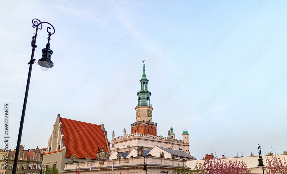 Obraz premium View of the Town Hall building on the main square in the old town of Poznan, Poland. Architecture of the historic city.