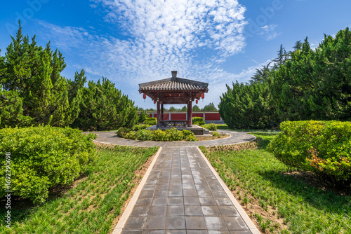 Tableau sur toile The Mausoleum Park of Emperor Wu of Han in Xi'an, Shaanxi Province