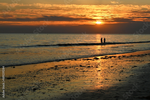 Silhouettes devant un coucher de soleil