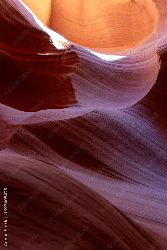 Obraz premium Narrow canyon passage with vibrant red and orange rocks