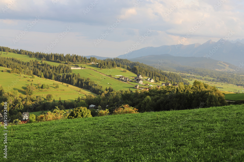 Obraz premium CZARNA GORA, POLAND - SEPTEMBER 05, 2025: View from the top of the mountain to the village in the valley.