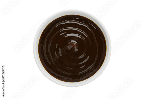 濃いチョコレート色のソースが白い丸いボウルに盛られており透明な背景に配置 されています
