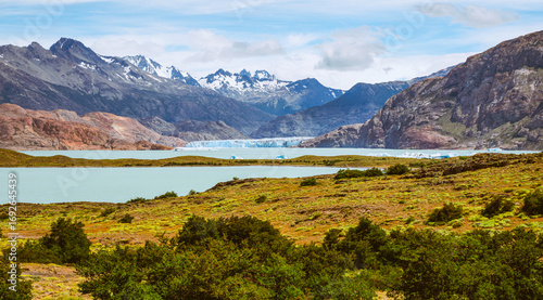 Lago com glaciar e montanhas nevadas na patagonia