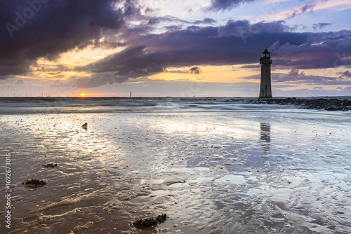 Der Leuchtturm New Brighton Lighthouse bei Liverpool an der Mündung des River Mersey an der Westküste von England bei Sonnenaufgang