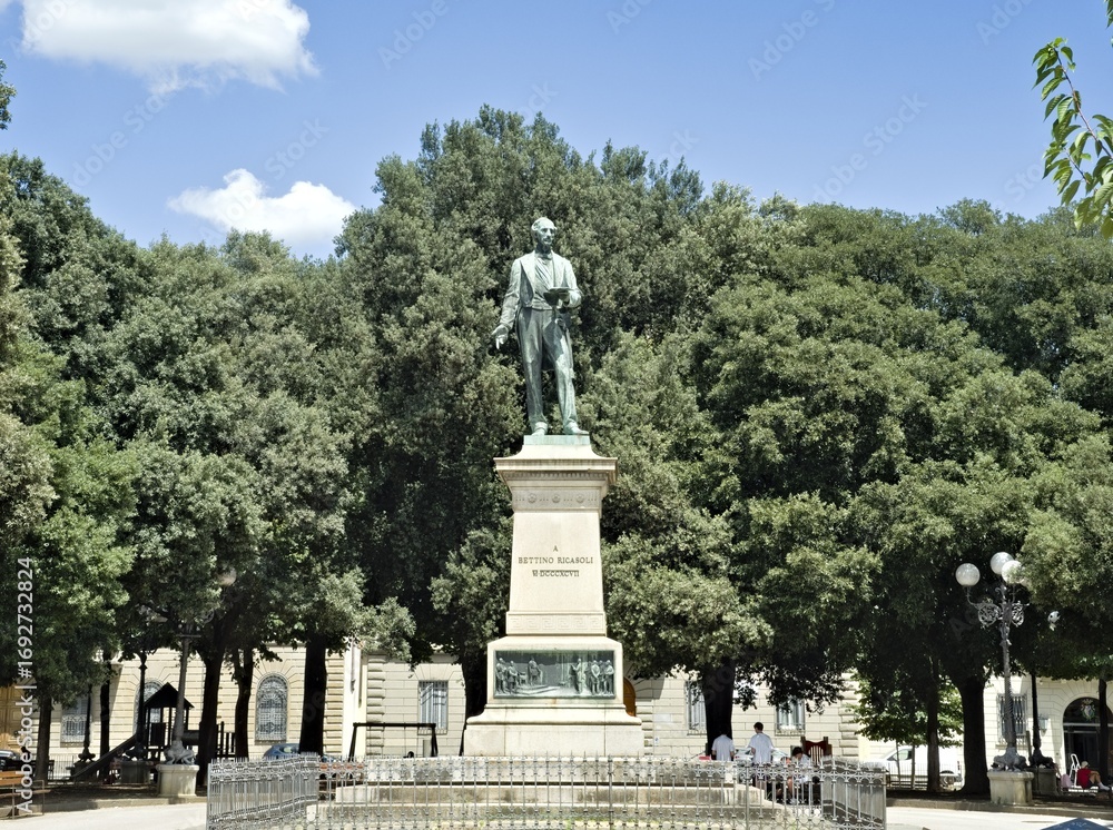 Fototapeta premium statue of italian politician bettino ricasoli in florence