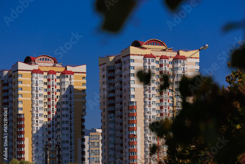 Canvas Print Cityscape on a sunny day, modern buildings and houses