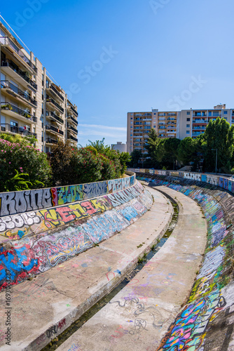 Les quais du Verdanson lieu de street-art à Montpellier en France