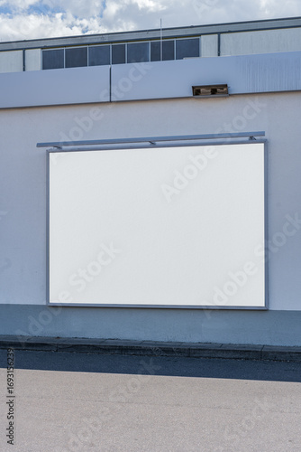 achtzehn eintel grossflächenplakat mockup für präsentationen. einfach drübermultiplizieren in photoshop.
