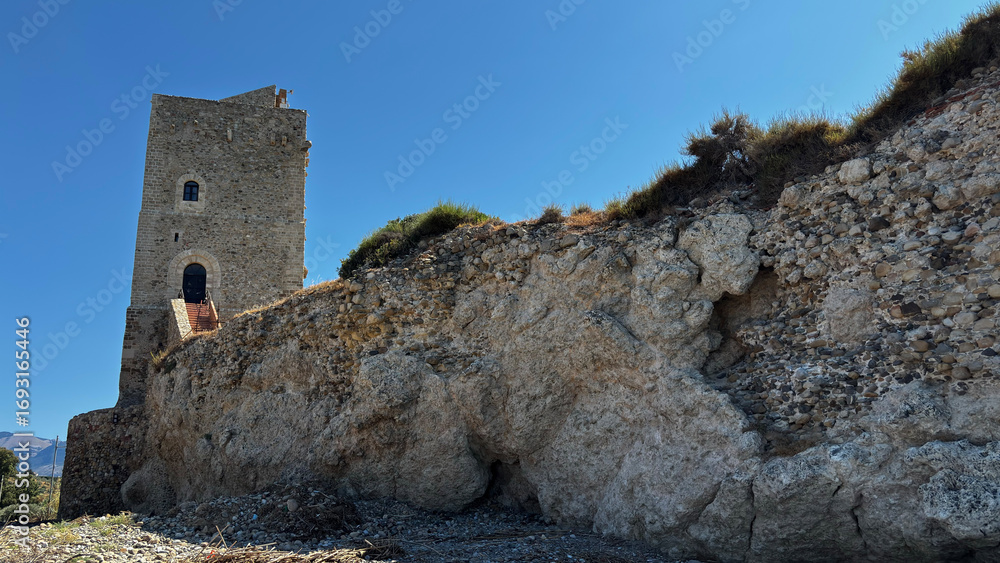 Φωτογραφία Remains of the ancient Roccella Castle, located in the municipality of Campofelice, Palermo, Sicily