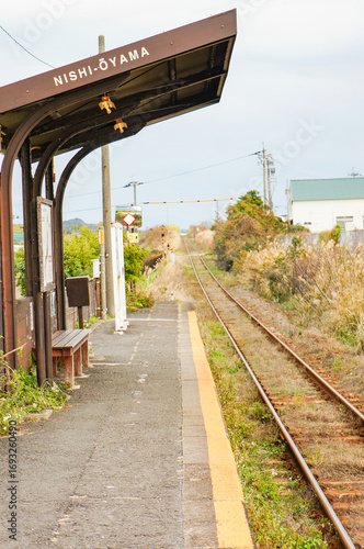 西大山駅のプラットフォームと広がる大地と鉄路