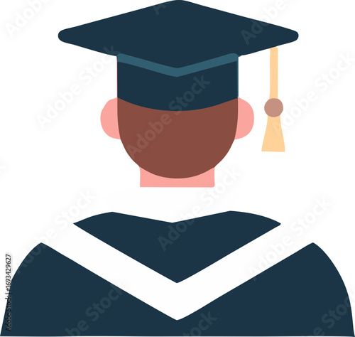 Siswa laki-laki tersenyum mengenakan toga dan topi kelulusan, meraih diploma sebagai pencapaian sukses di universitas