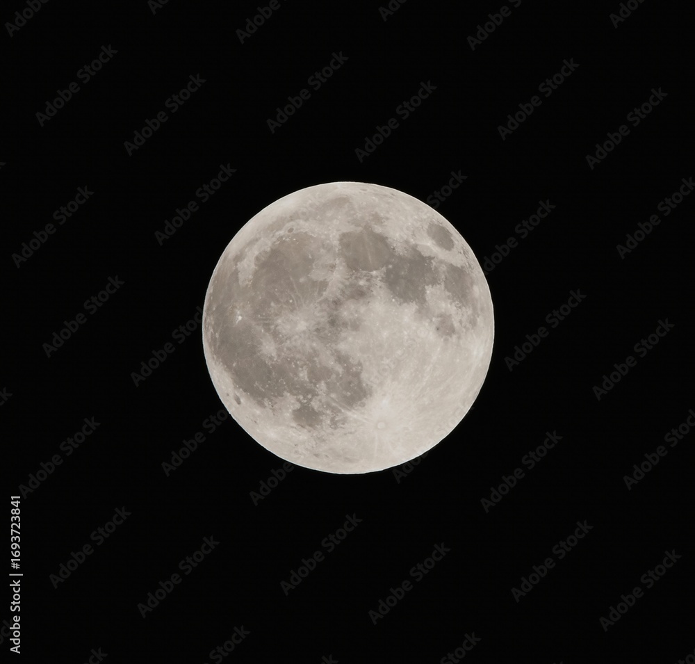 Obraz premium The full moon during the golden hour.