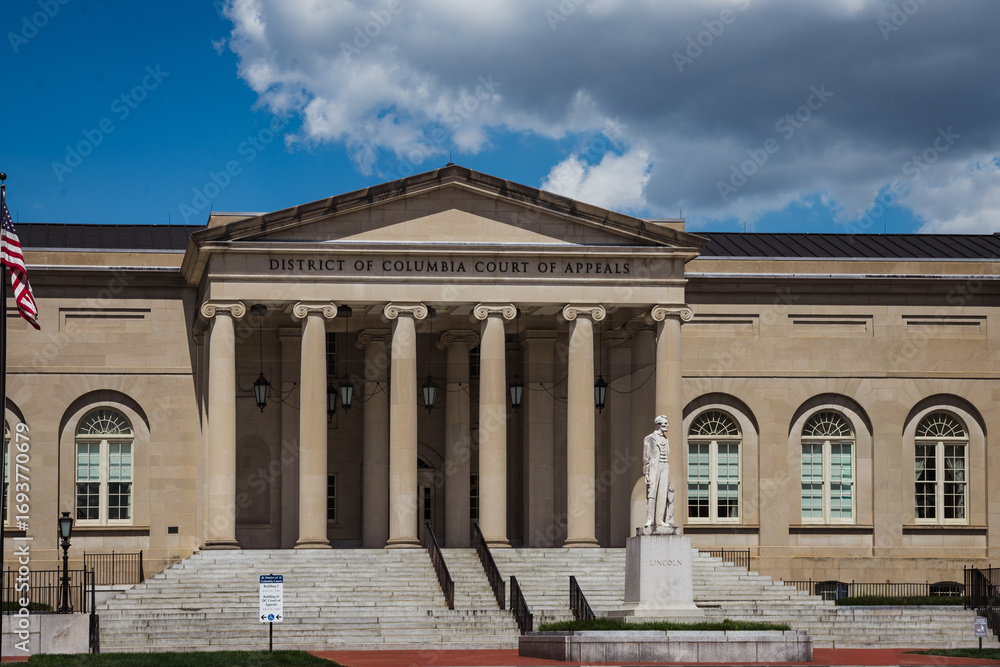 Obraz premium Front view of DC Court of Appeals with statue in Washington