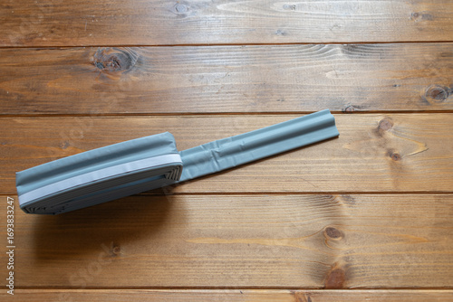 木目の上に置かれた隙間に入れるタイプのすきまテープ