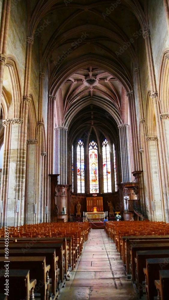Fototapeta premium Intérieur de l'église catholique Saint-Michel de Dijon d’architecture renaissance du XVI siècle, en Côte-d’Or France Europe