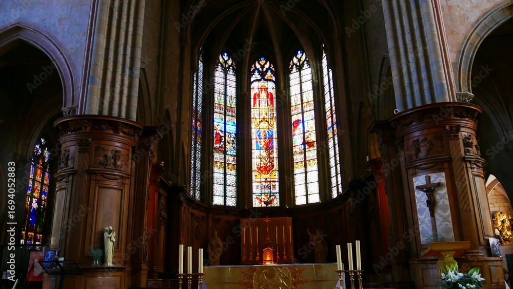 Fototapeta premium Vitrail de l'église catholique Saint-Michel de Dijon d’architecture renaissance du XVI siècle, en Côte-d’Or France Europe