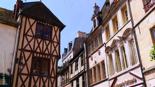 Maison historique à pan de bois typique de Dijon en Côte-d’or France Europe