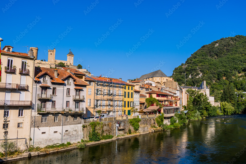 Fototapeta premium Vue sur la ville et le Château de Foix dans les Pyrénées en France