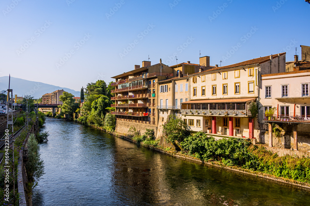 Obraz premium Vue sur la ville de Foix dans les Pyrénées en France