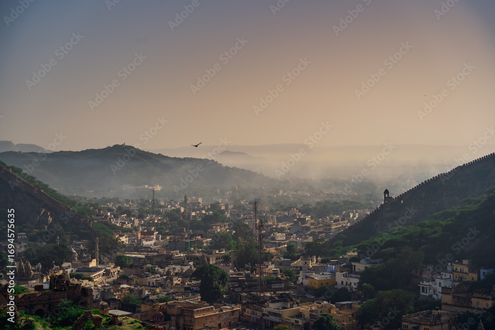 Obraz premium Early morning sunrise view of a ancient city of Jaipur Rajasthan showing its heritage and beauty