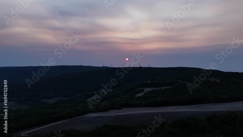 vue sur un coucher de soleil avec des éoliennes