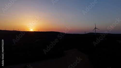 vue sur un coucher de soleil avec des éoliennes