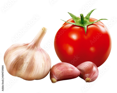 tomate vermelho maduro e alho isolado em fundo transparente
