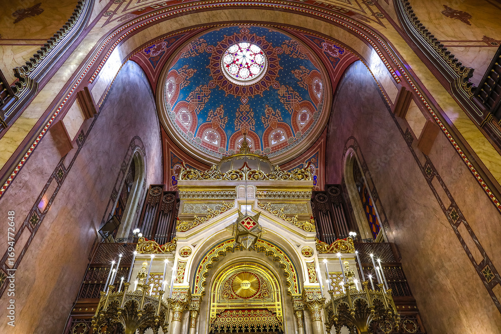 Obraz premium Great synagogue of Budapest, Hungary. Torah ark