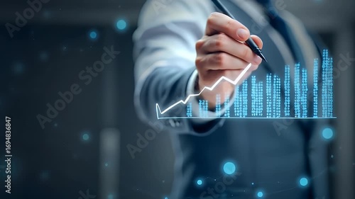 グラフを描くビジネスマンの手と青い数値の増加を示す未来的な金融の成長と成功