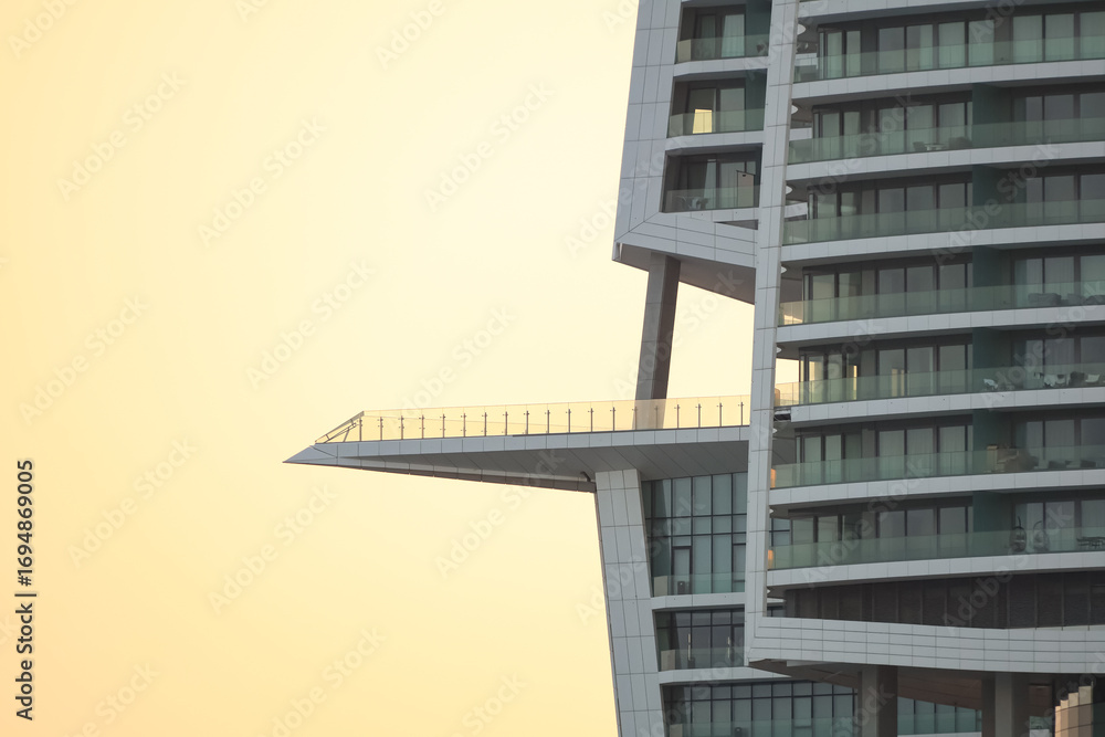 Naklejka premium Modern Architectural Structure with Glass Design at Sunset