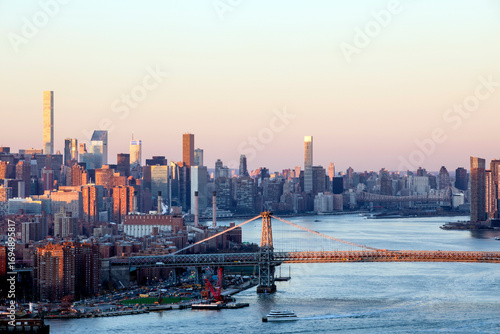 Canvastavla New York City skyline with Williamsburg bridge seen at dusk from Brooklyn with s