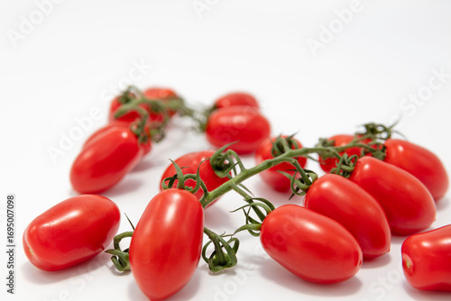 Pomidory na gałązce na białym tle