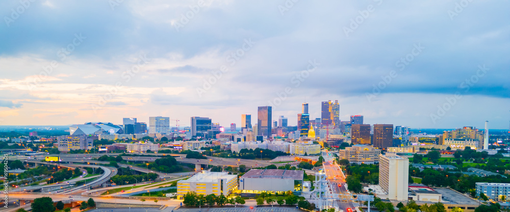 Obraz premium Atlanta, GA skyline at twilight, including the State Capitol Building