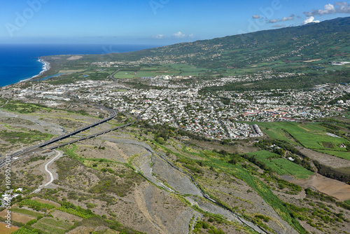 Vue aérienne de l'Ile de la Réunion. Aerial view of Reunion Island. La ville de Saint Louis au bord de l'Océan Indien, avec, au premier plan, la vallée de la Rivière Saint-Etienne.
