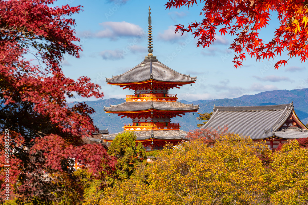 Obraz premium Pagoda of Kiyomizu-dera buddhist temple in autumn, Kyoto, Japan