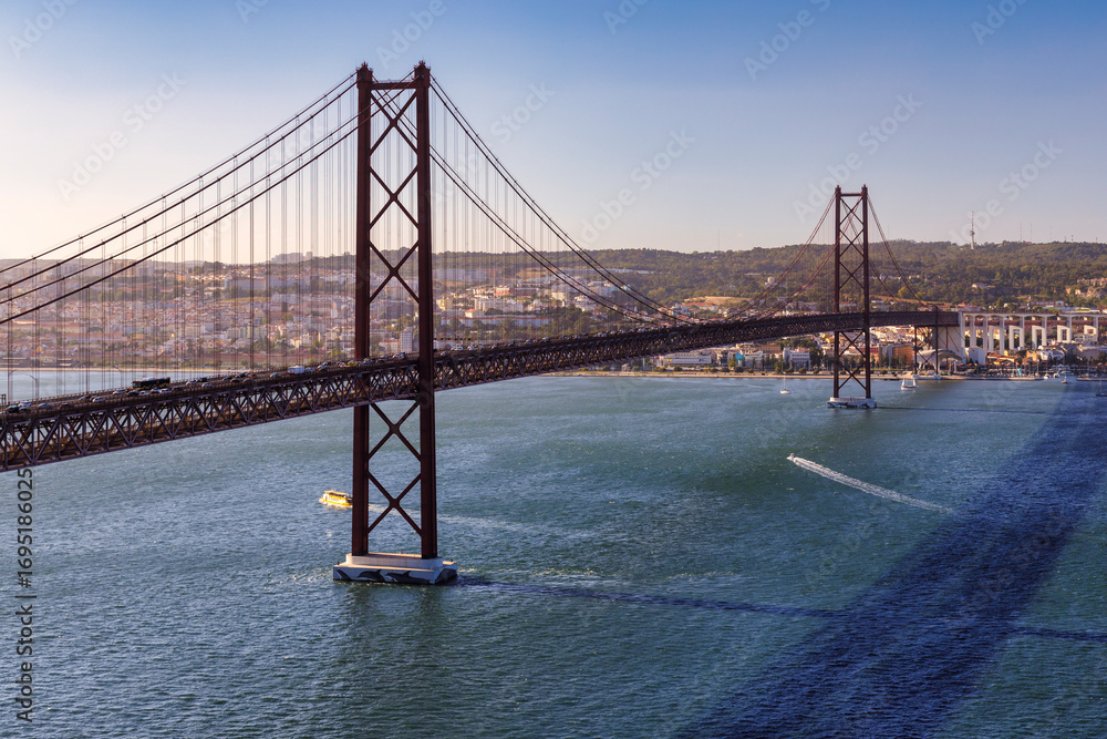 Obraz premium April 25th bridge