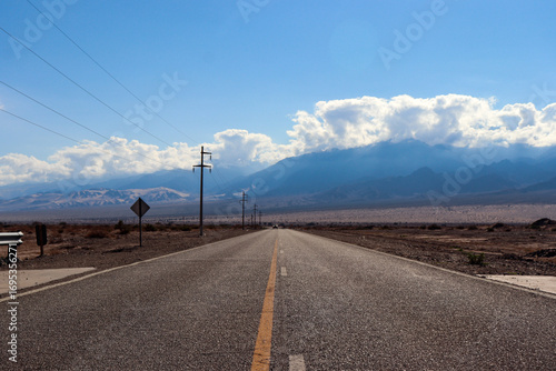 Route 60 towards the Andes Mountain Range, in Fiambalá, Catamarca.