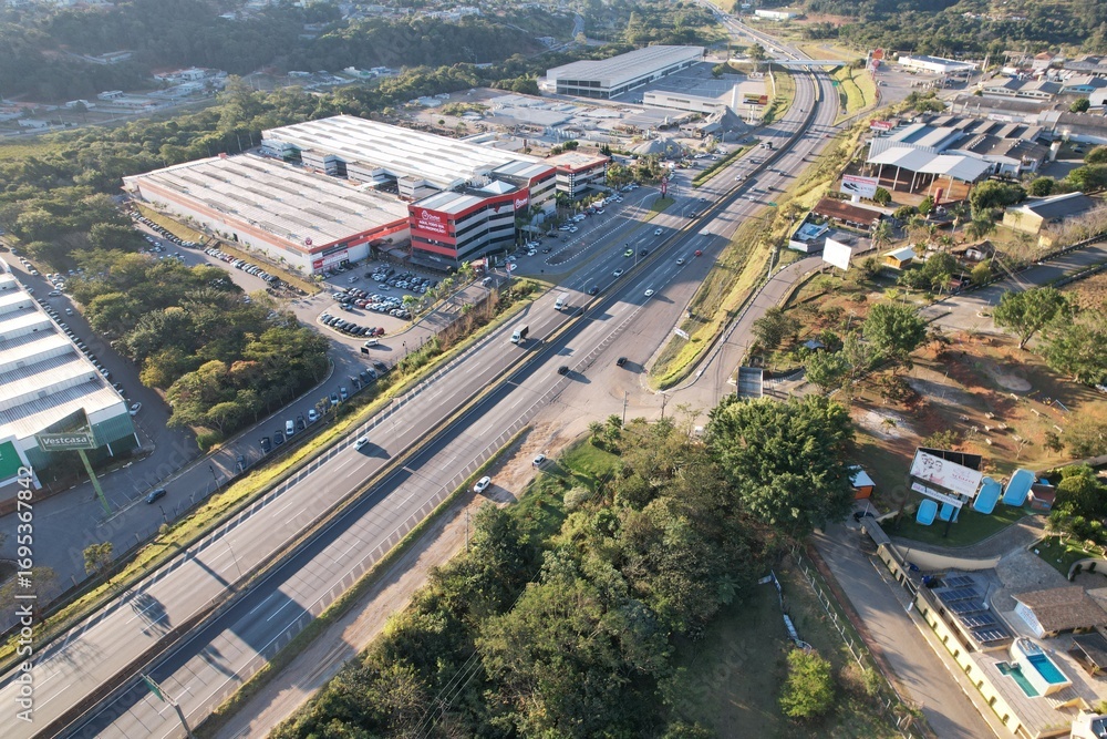 Fototapeta premium A rodovia Fernão Dias, em Atibaia, interior do estado de São Paulo, Brasil, em imagem aérea obtida com uso de drone.