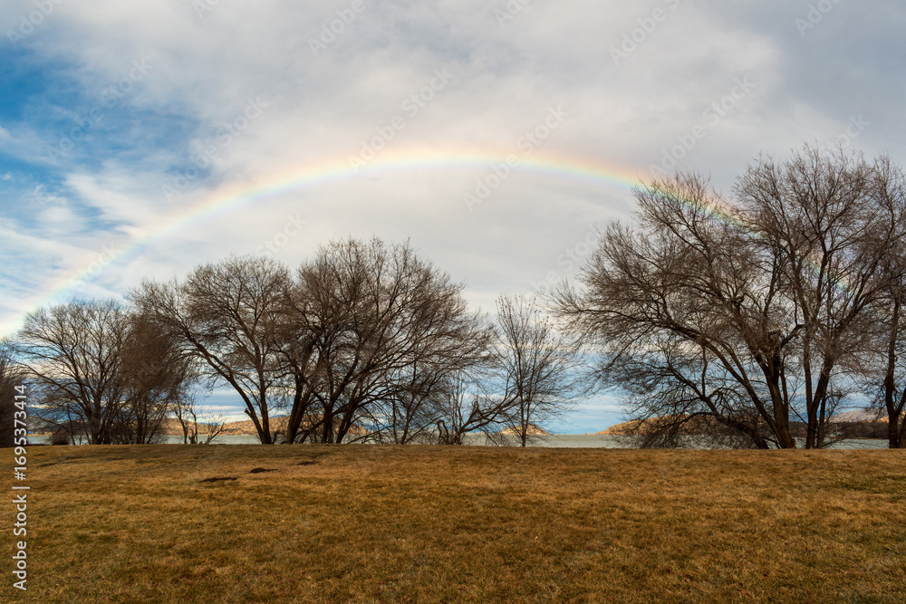 Obraz premium Rainbow over Upper Klamath Lake after a rainfall, Klamath Falls, Oregon, USA.