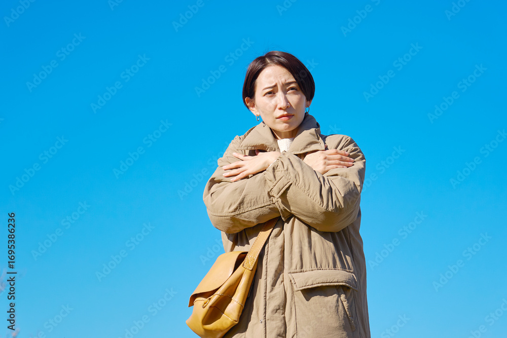 Fototapeta premium 外で凍えるミドルエイジの女性